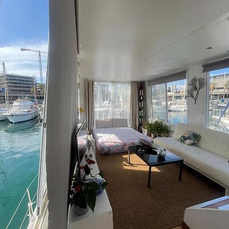 Light Bedroom In A Home Boat Barcelona Exterior photo