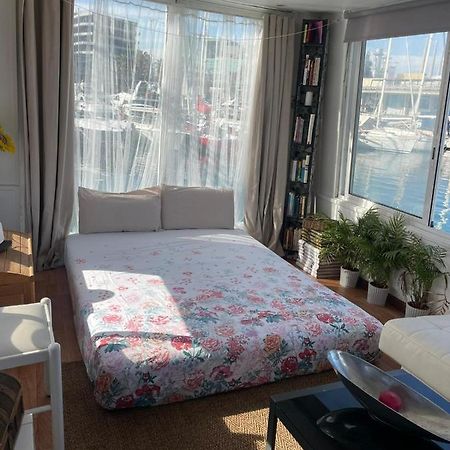 Light Bedroom In A Home Boat Barcelona Exterior photo